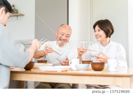 帰省,里帰りした息子,お茶,食事をするシニア夫婦 137529680