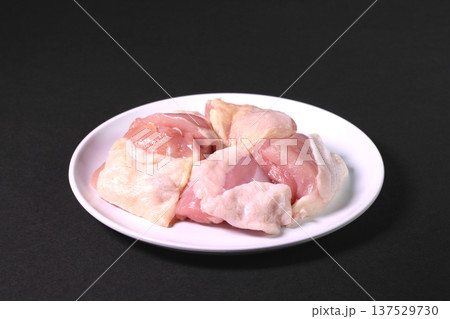 皿の上の鶏もも肉のブロック 皿の上の鶏もも肉のブロック 137529730