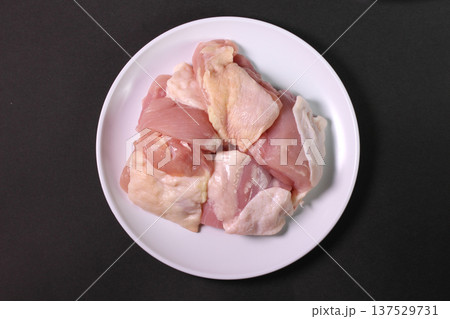 皿の上の鶏もも肉のブロック (俯瞰) 皿の上の鶏もも肉のブロック (俯瞰) 137529731