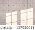 コンクリートの壁面に落ちる窓枠の影の背景イラスト（夕方） 137530011