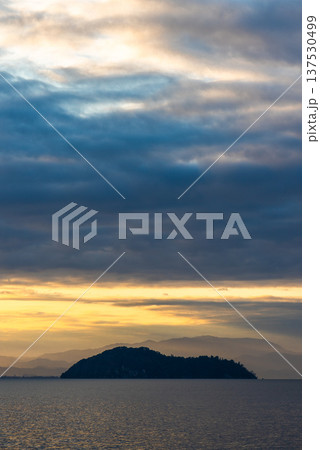 朝焼けと沖ノ島 137530499
