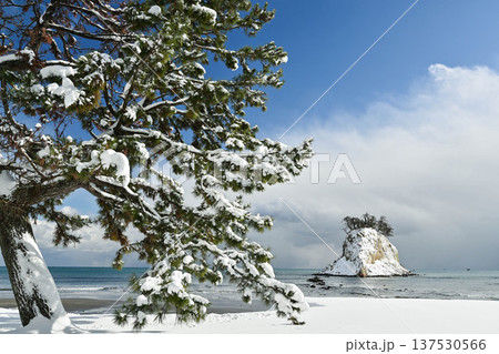 見附島の雪景色 見附島の雪景色 137530566