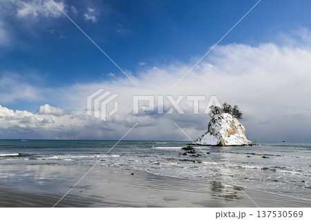 見附島の雪景色 見附島の雪景色 137530569
