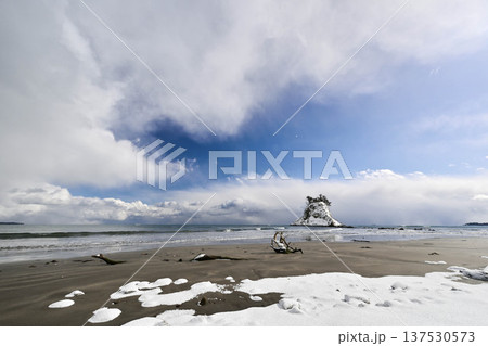 見附島の雪景色 137530573