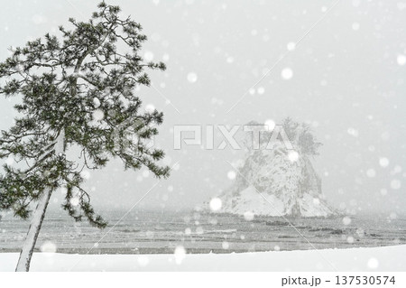 見附島の雪景色 137530574
