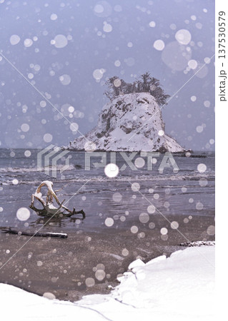 見附島の雪景色 137530579