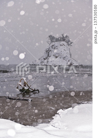 見附島の雪景色 見附島の雪景色 137530580