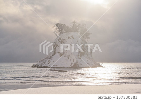 見附島の雪景色 137530583