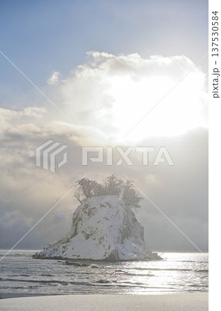 見附島の雪景色 137530584