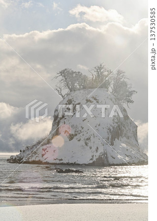 見附島の雪景色 見附島の雪景色 137530585