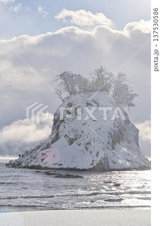 見附島の雪景色 見附島の雪景色 137530586