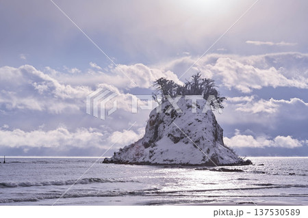 見附島の雪景色 137530589