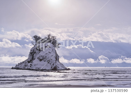 見附島の雪景色 見附島の雪景色 137530590