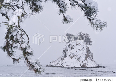 見附島の雪景色 137530591