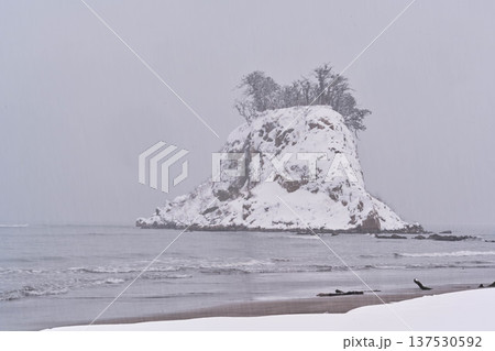 見附島の雪景色 137530592