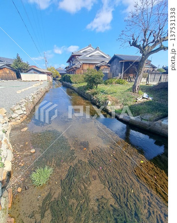 青空と水路のある風景 青空と水路のある風景 137531338