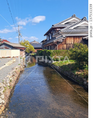 城下町を流れる小川 城下町を流れる小川 137531339