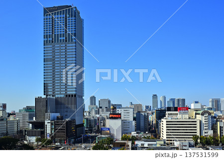 青空の下にそびえる名古屋・栄の高層ビル(ザ・ランドマーク名古屋栄)と都市景観2 青空の下にそびえる名古屋・栄の高層ビル(ザ・ランドマーク名古屋栄)と都市景観2 137531599