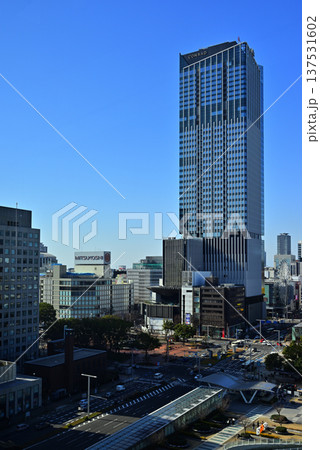 青空の下にそびえる名古屋・栄の高層ビル(ザ・ランドマーク名古屋栄)と都市景観5 青空の下にそびえる名古屋・栄の高層ビル(ザ・ランドマーク名古屋栄)と都市景観5 137531602