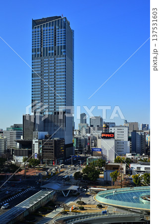 青空の下にそびえる名古屋・栄の高層ビル（ザ・ランドマーク名古屋栄）と都市景観6 137531603
