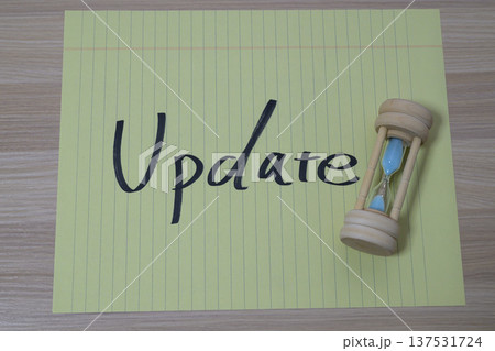 「Update」の文字と砂時計の更新コンセプト 「Update」の文字と砂時計の更新コンセプト 137531724