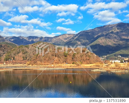 冬の河口湖 うの島 冬の河口湖 うの島 137531890