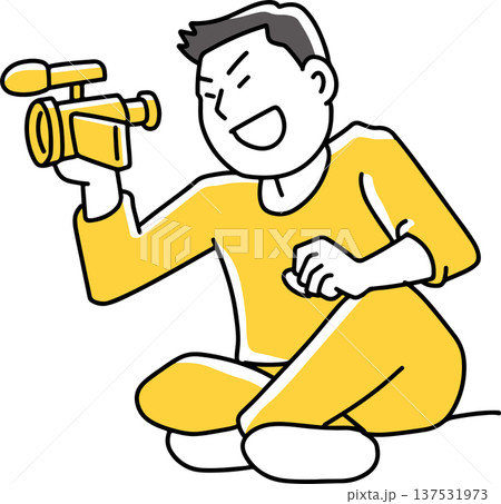 ビデオカメラのプレビューを見る男性 ビデオカメラのプレビューを見る男性 137531973