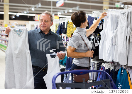 Elderly man and elderly woman choose t-shirt Elderly man and elderly woman choose t-shirt 137532093