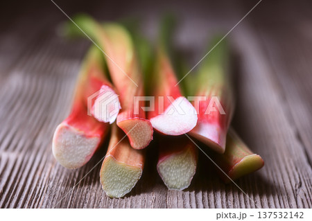 Minimal composition of fresh rhubarb stalks Minimal composition of fresh rhubarb stalks 137532142