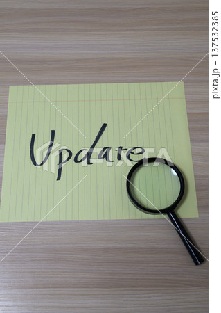 更新を示すUpdateの文字と虫眼鏡 137532385