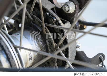 自転車のリアハブと汚れたチェーンの接写 自転車のリアハブと汚れたチェーンの接写 137532389