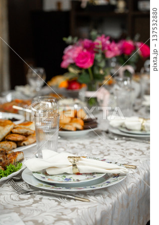Elegant Dinner Table Setting with Pink Roses and Appetizers 137532880