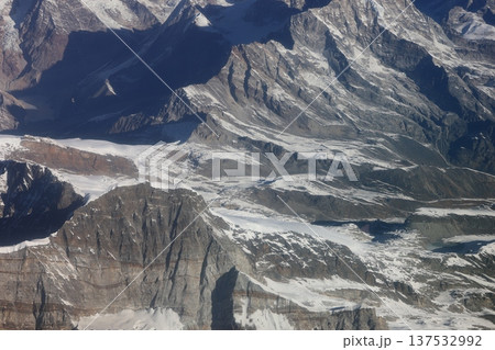 マウンテンフライトの飛行機の窓からのヒマラヤ山脈の山並みの風景 137532992