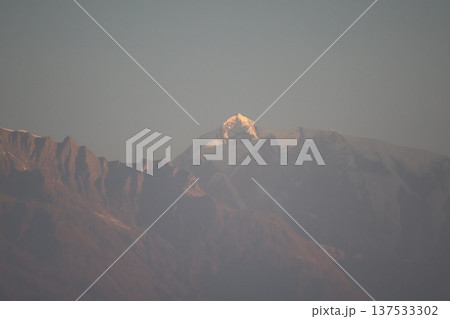 朝陽で輝くヒマラヤ山脈と空の風景 朝陽で輝くヒマラヤ山脈と空の風景 137533302