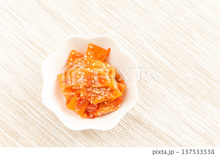 白い皿に盛った小海老入り魚肉すり身の佃煮 137533538