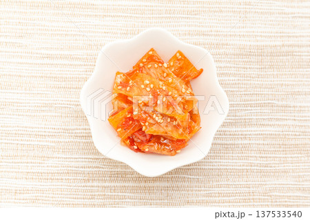 白い皿に盛った小海老入り魚肉すり身の佃煮 137533540