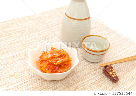小海老入り魚肉すり身の佃煮と日本酒【白背景】 137533544