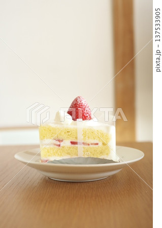 お皿にのったショートケーキ 137533905