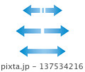 青グラデーション双方向矢印アイコン 比較図解素材 137534216