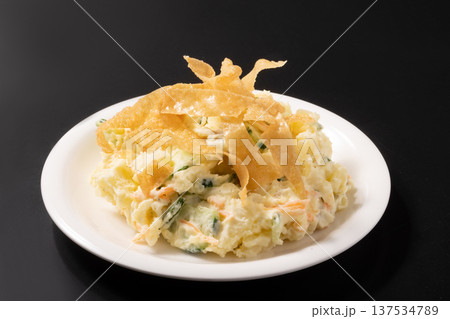 ポテトサラダ　春巻きの皮揚げ　 137534789