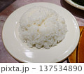 皿に盛られたご飯 137534890