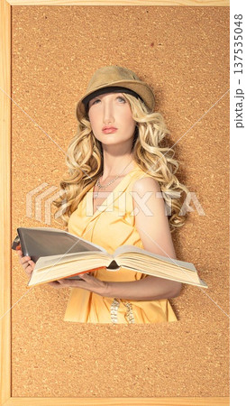 コルクボードを背景にした女性の不思議なアート 137535048