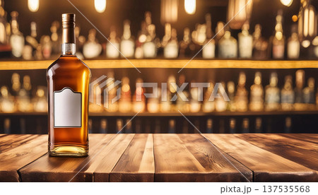 バーの木のカウンターに置かれたウイスキーのボトル。 137535568