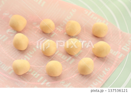 焼く前のスノーボール 137536121