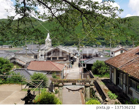 﨑津諏訪神社から見える崎津の町並みと崎津天主堂　（熊本県天草） 137536232