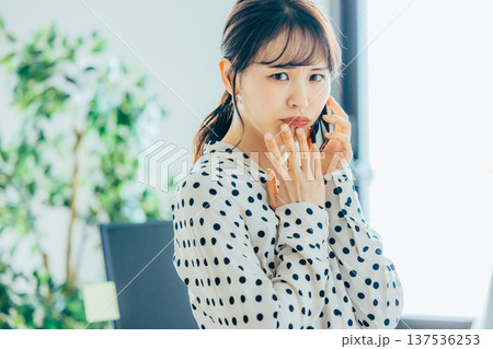 スマホで通話する女性 137536253