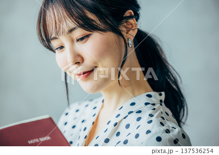 手帳を持つ若い女性 137536254