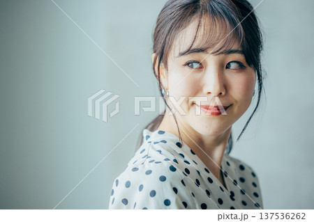 手帳を持つ若い女性 手帳を持つ若い女性 137536262
