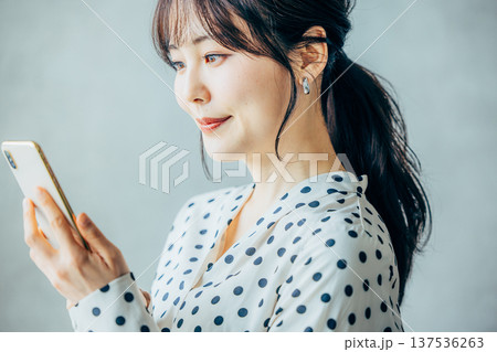 スマホを操作する若い女性 137536263