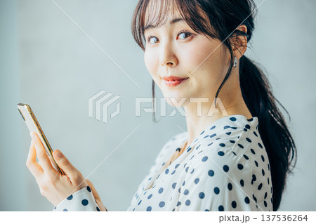 スマホを操作する若い女性 137536264